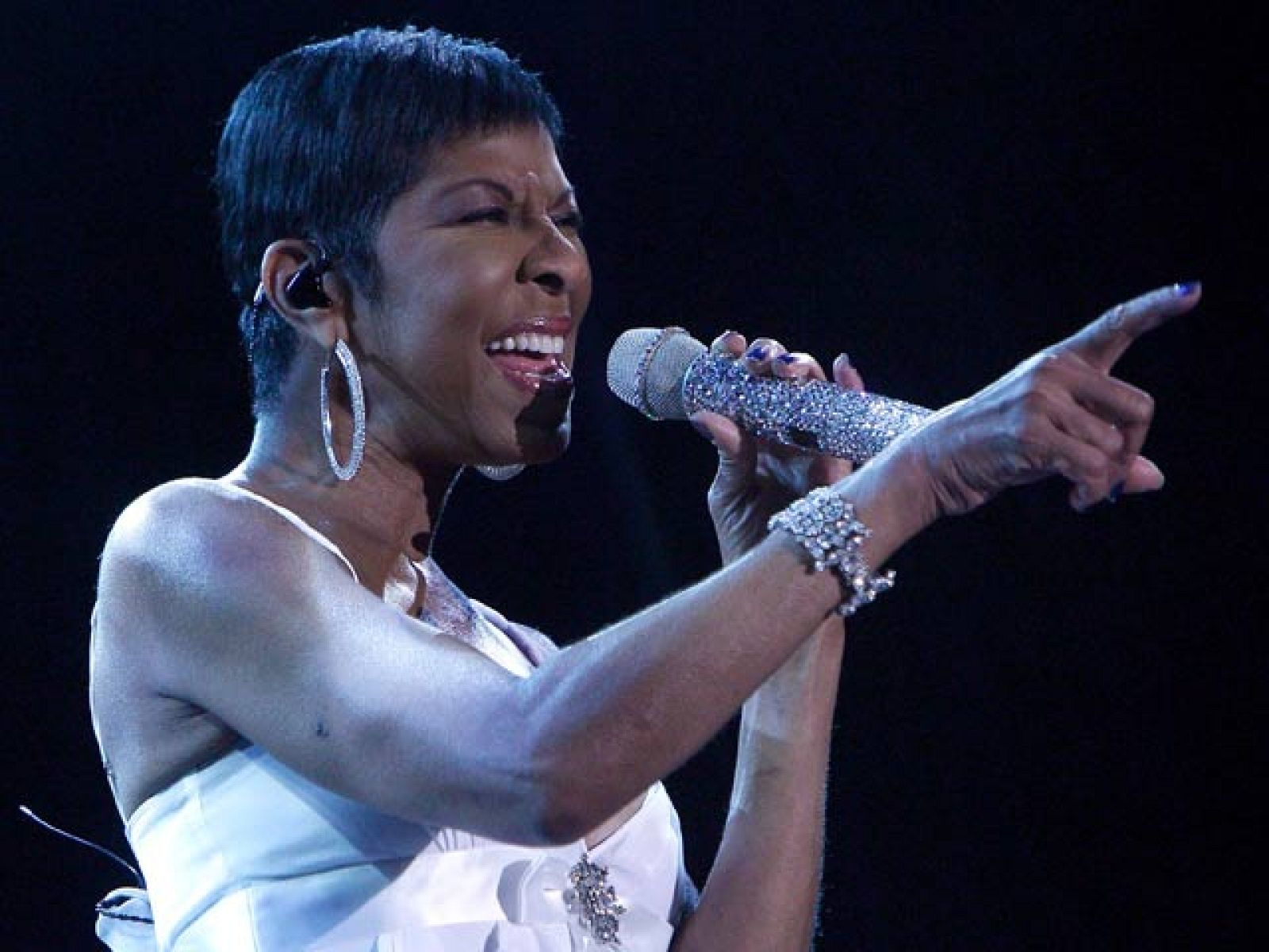 Natalie Cole, hija del legendario Nat "King" Cole, obsequió al público madrileño con una emotiva actuación en la que, además de versionar a su padre y maestro, realizó un recorrido por los clásicos de la música popular estadounidense interpretando canciones de Frank Sinatra, Peggy Lee o Neil Young (20/07/10).