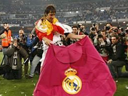 Deportes en el Archivo de RTVE - Raúl conquistó la liga de 2001 a pase de torero