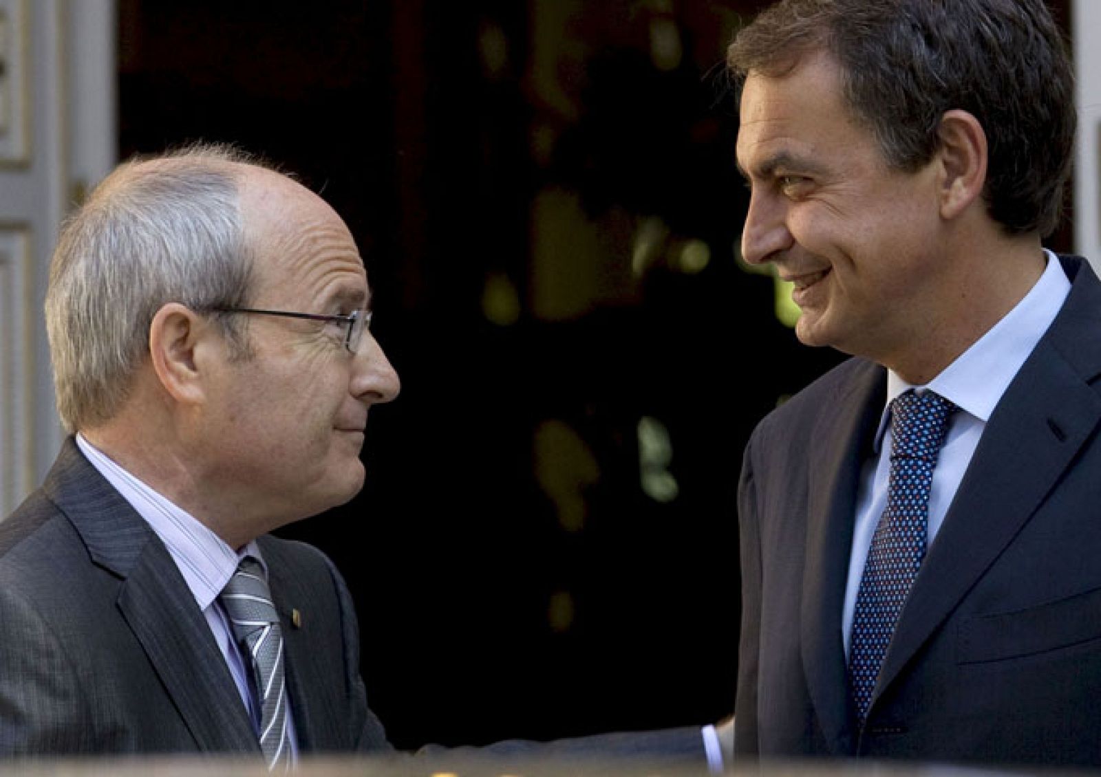 El presidente de la Generalitat, José Montilla, ha llegado pasadaas las 10.30 horas al Palacio de La Moncloa para reunirse con el jefe del Ejecutivo y tratar la sentencia del Constitucional sobre el Estatut de Cataluña. Rodríguez Zapatero anunció durante el debate sobre el estado de l a nación su intención de trabajar junto a la Generalitat para dar una salida legal a los artículos declarados inconstitucionales del Estatut.