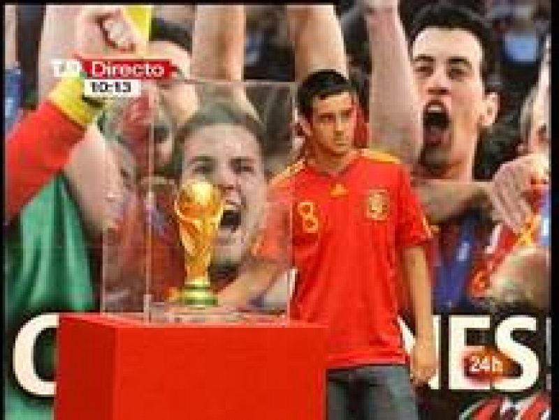 La Copa del Mundo de fútbol estará expuesta este jueves y viernes en la Real Casa de Correos de la Puerta del Sol, sede de la Comunidad de Madrid, con el fin de que los madrileños puedan fotografiarse en horario de mañana y de tarde con el trofeo .