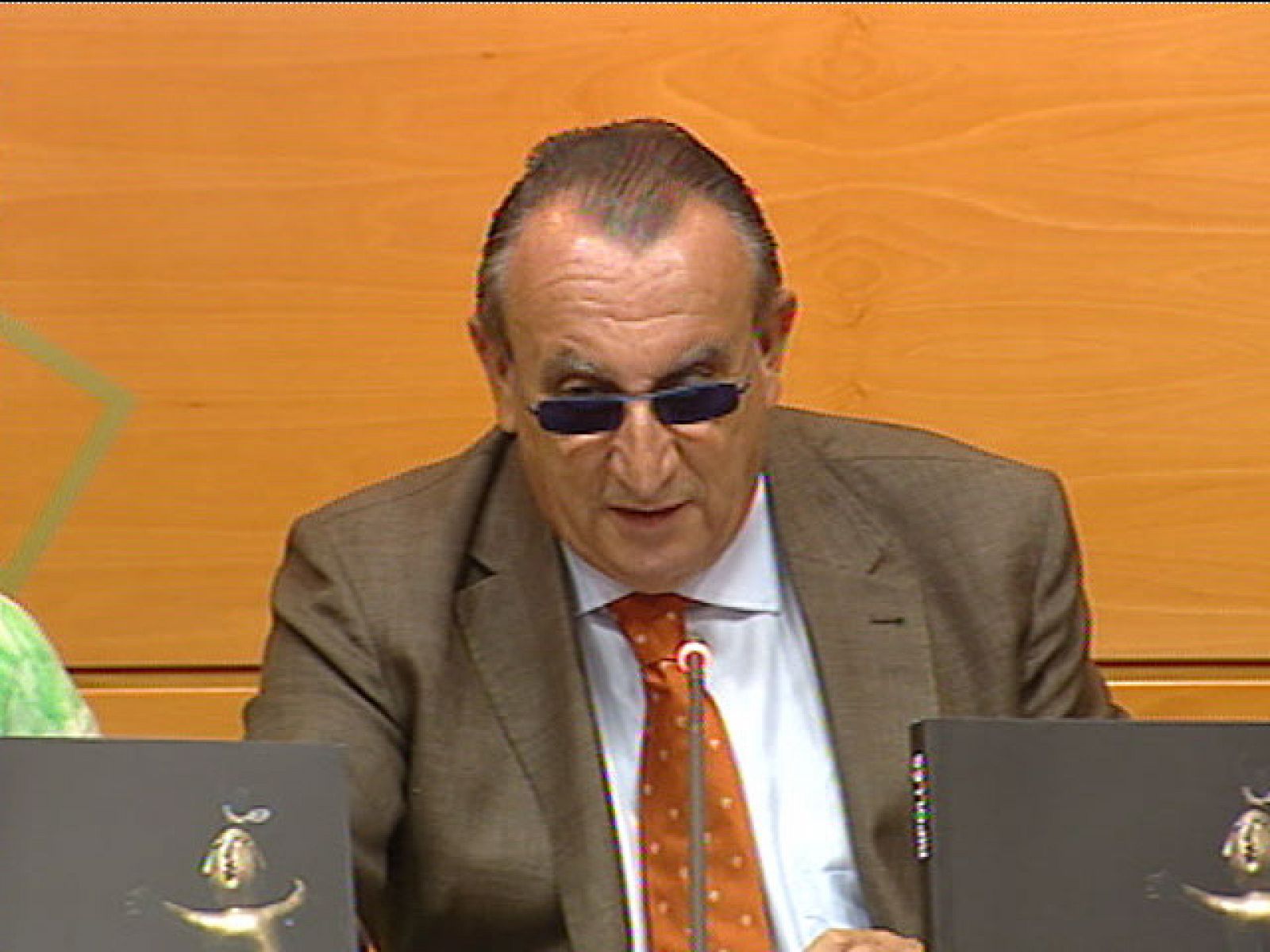 La fiscalia, como conocimos ayer, pide 15 años de cárcel por cohecho, fraude fiscal y tráfico de influencias. Los socialistas valencianos piden su dimisión y acusan a la dirección del PP de encubrirle.