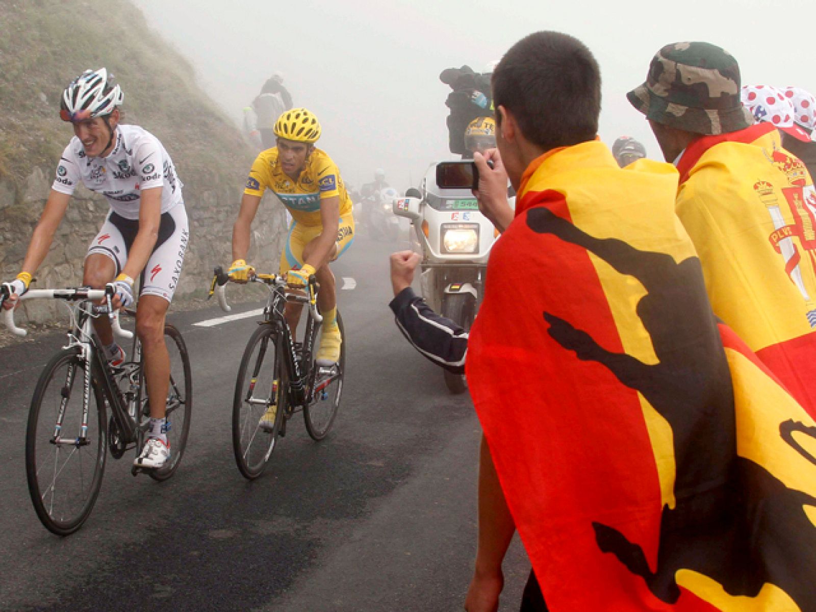 Los miles de aficionados que siguen cada etapa del Tour a pie de carretera son los otros verdaderos protagonistas de este sacrificado deporte.