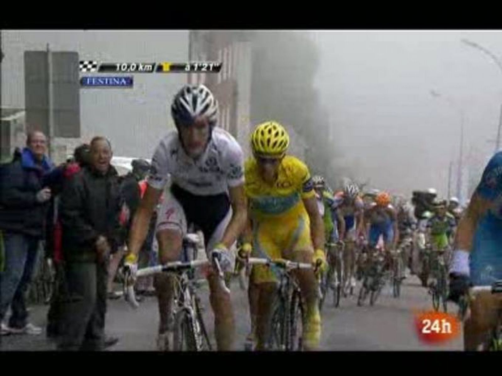 Alberto Contador ha dejado ganar la etapa a Schleck, pero tiene la victoria del Tour en la mano, a falta de la contrarreloj del sábado.