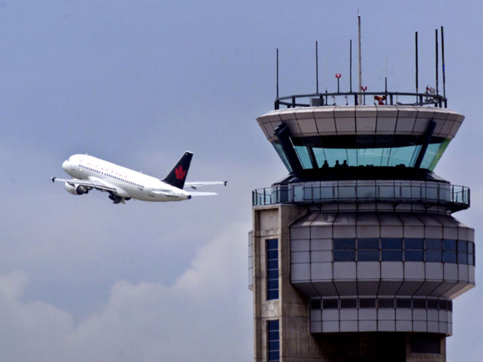 Fomento comienza la externalización del control aéreo | Ver