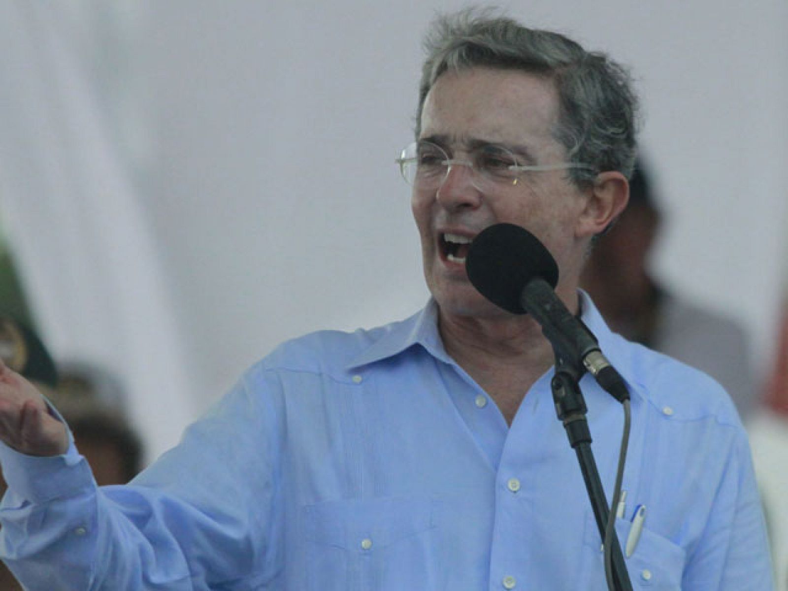 El gobierno de Alvaro Uribe plantea denunciar a Venezuela ante la Corte Penal internacional. Para mediar en este conflicto bilateral el secretario general de la unión de naciones sudamericanas, UNASUR, se reunirá a principios de agosto  Chávez y Uribe. Mientras, el presidente colombiano todavía no se ha pronunciado sobre la ruptura de relaciones con Venezuela. (24/07/2010).