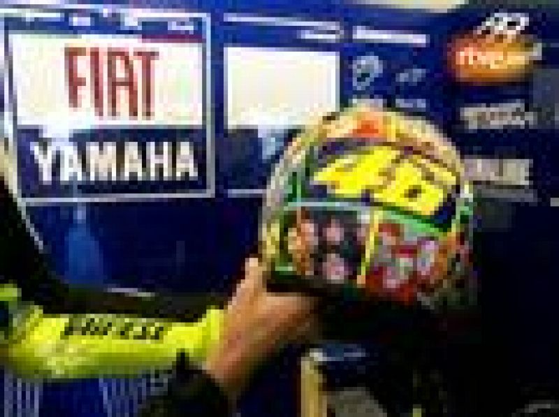 En el 'paddock' de Laguna Seca se pueden ver cosas y gente de todos los colores, como el casco de Rossi. 