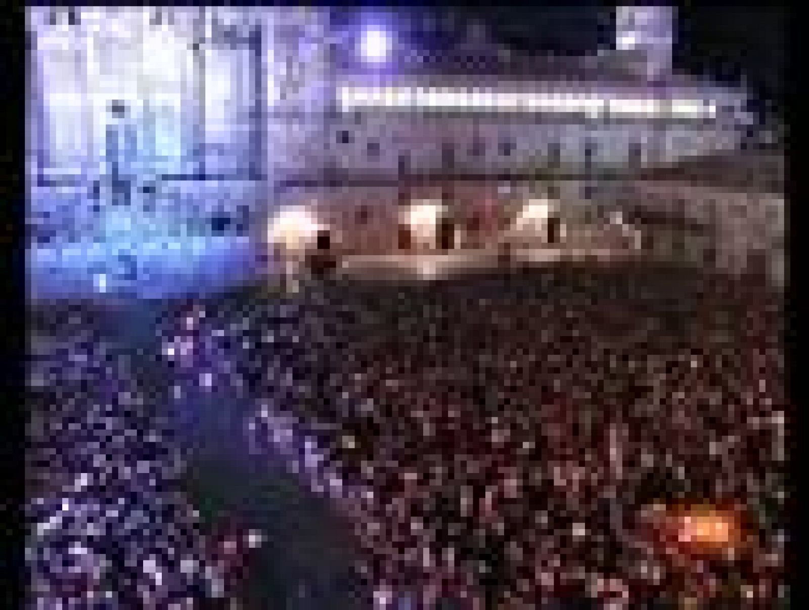 Un multitudinario espectáculo de sonido e imágenes proyectadas sobre la fachada de la catedral compostelana y fuegos de artificio ha abierto esta medianoche en Santiago la jornada del 25 de julio, en la que el Rey realizará la Ofrenda del Reino de España al Apóstol Santiago (25/07/10).
 