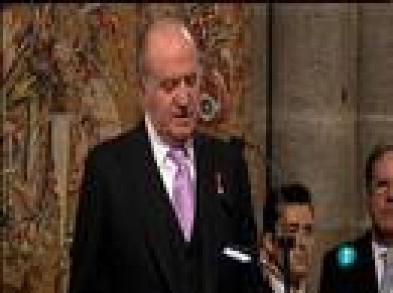 El Rey Don Juan Carlos, acompañado de Doña Sofía, ha realizado este domingo la Ofrenda Nacional al Apóstol Santiago. 