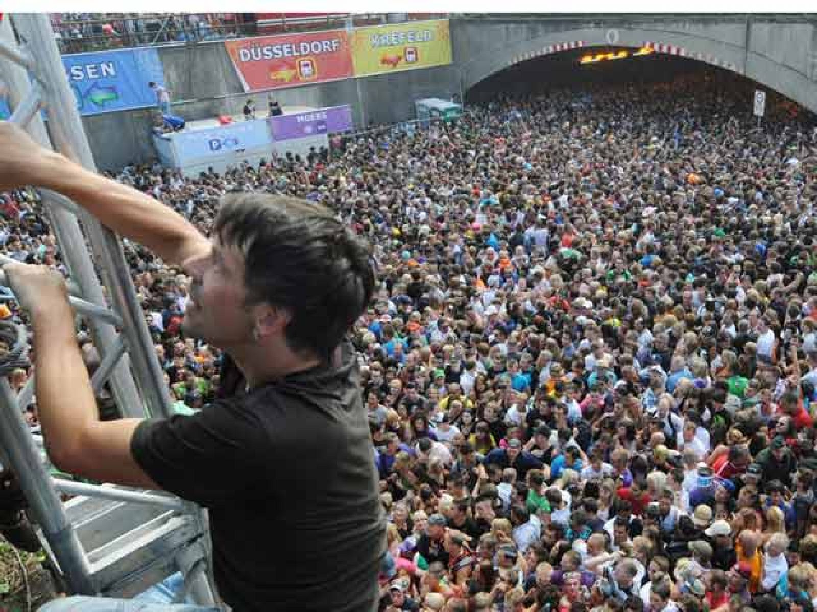 Un asistente grabó con su teléfono móvil las imágenes de la multitud concentrada en el túnel de la 'Loveparade' antes de la tragedia (25/07/10).