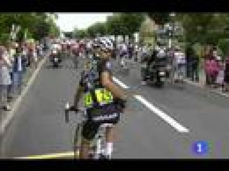 La capital francesa se ha vestido de gala para recibir al pelotón del Tour, con el español Alberto Contador vestido de amarillo.