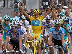 Cavendish se impone en la llegada triunfal de Contador