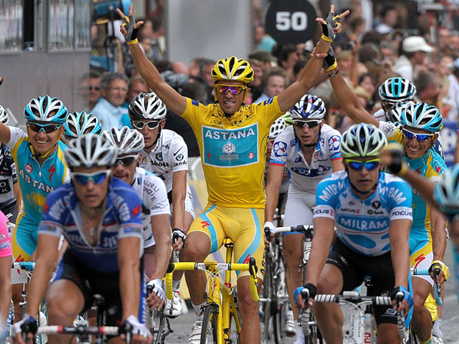 Alberto Contador se ha proclamado campeón de su tercer Tour de Francia en París, donde Mark Cavendish ha ganado su quinta etapa en esta edición de la ronda gala.
