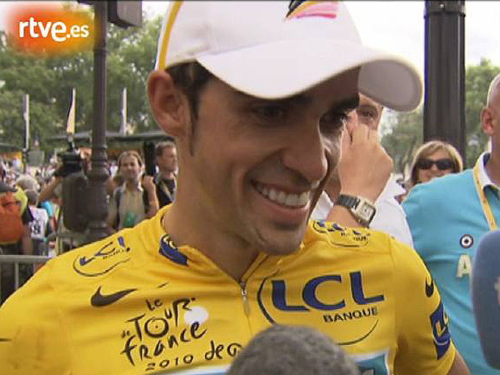 Alberto Contador ha expresado su felicidad y su "liberación" tras cruzar la meta de París y certificar su tercer Tour de Francia. Ha agradecido el trabajo de su equipo y ha destacado la igualdad con Andy Schleck en toda la carrera.