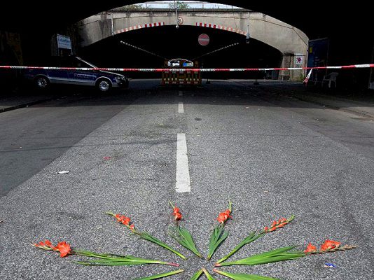  - Las jóvenes españolas de la Loveparade iban en un grupo de 15