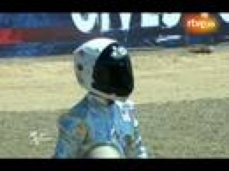 Jorge Lorenzo se ha vuelto a vestir de astronauta y lo ha hecho para celebrar su victoria en Laguna Seca.
