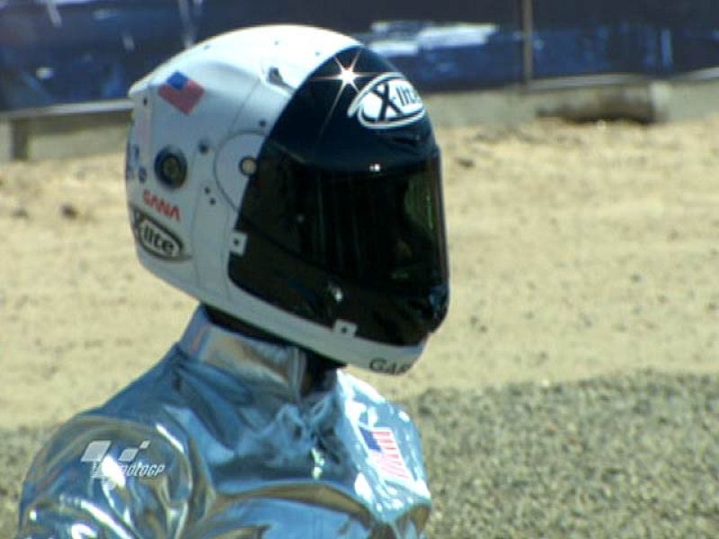 Jorge Lorenzo se ha vuelto a vestir de astronauta y lo ha hecho para celebrar su victoria en Laguna Seca.