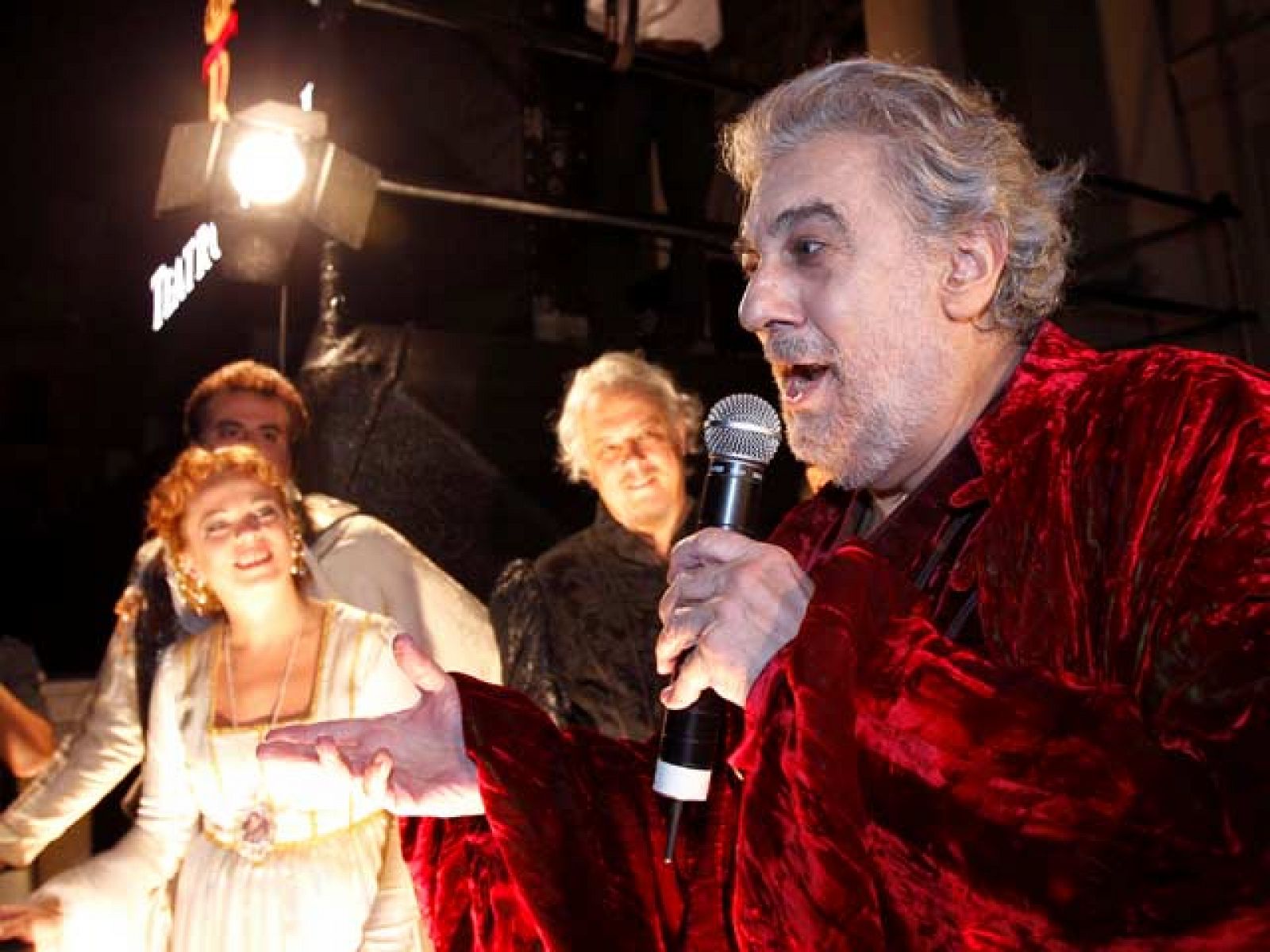 Plácido Domingo canta un chotis en el balcón del Teatro Real