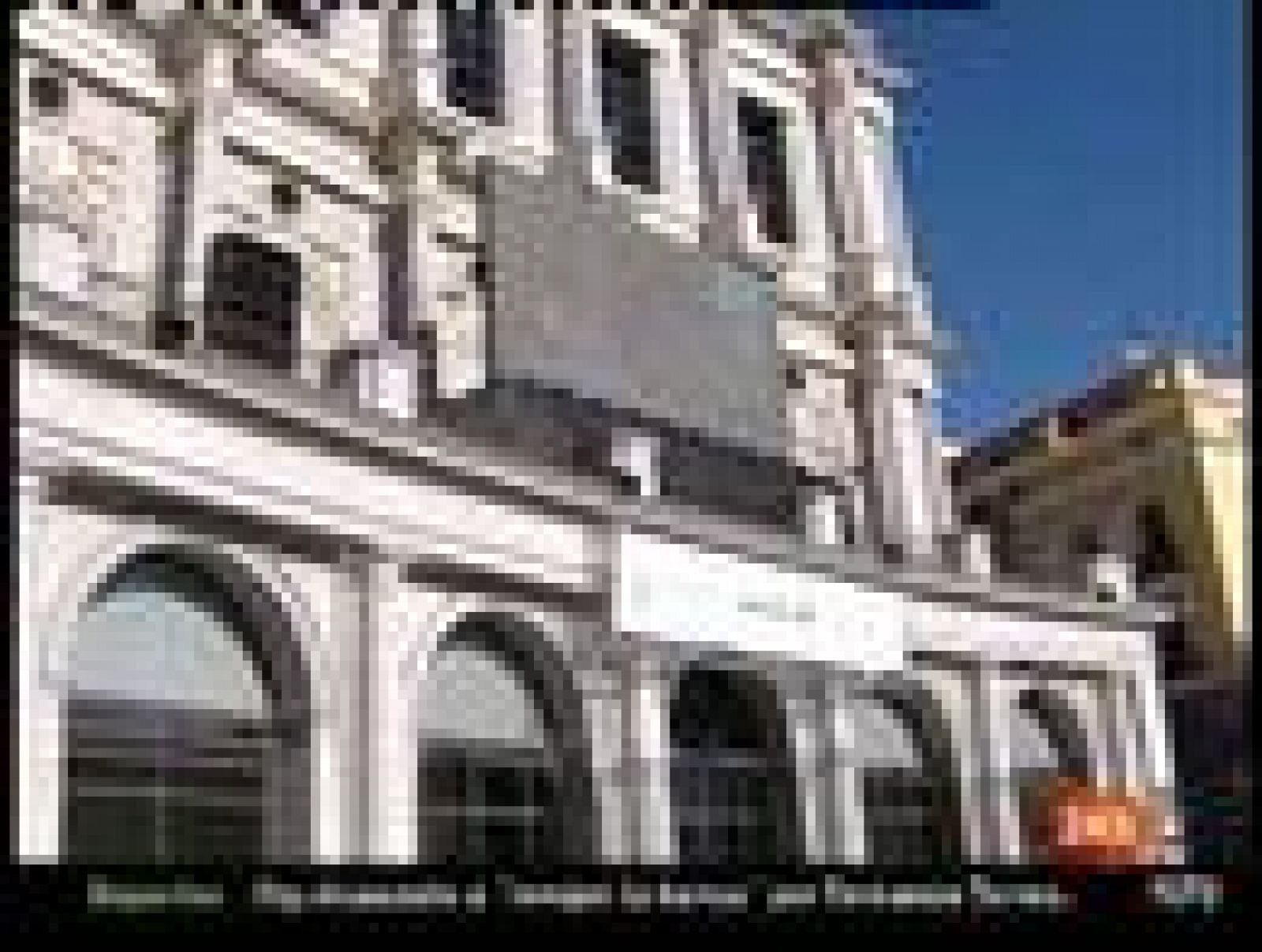 El tenor recibió los aplausos del público congregado en la Plaza de Oriente para ver en una pantalla gigante su interpretación del 'Simon Boccanegra'. Tras recibir 25 minutos de aplausos en el coliseo operístico, cantó el chotis 'Madrid, Madrid, Madrid' desde el balcón.