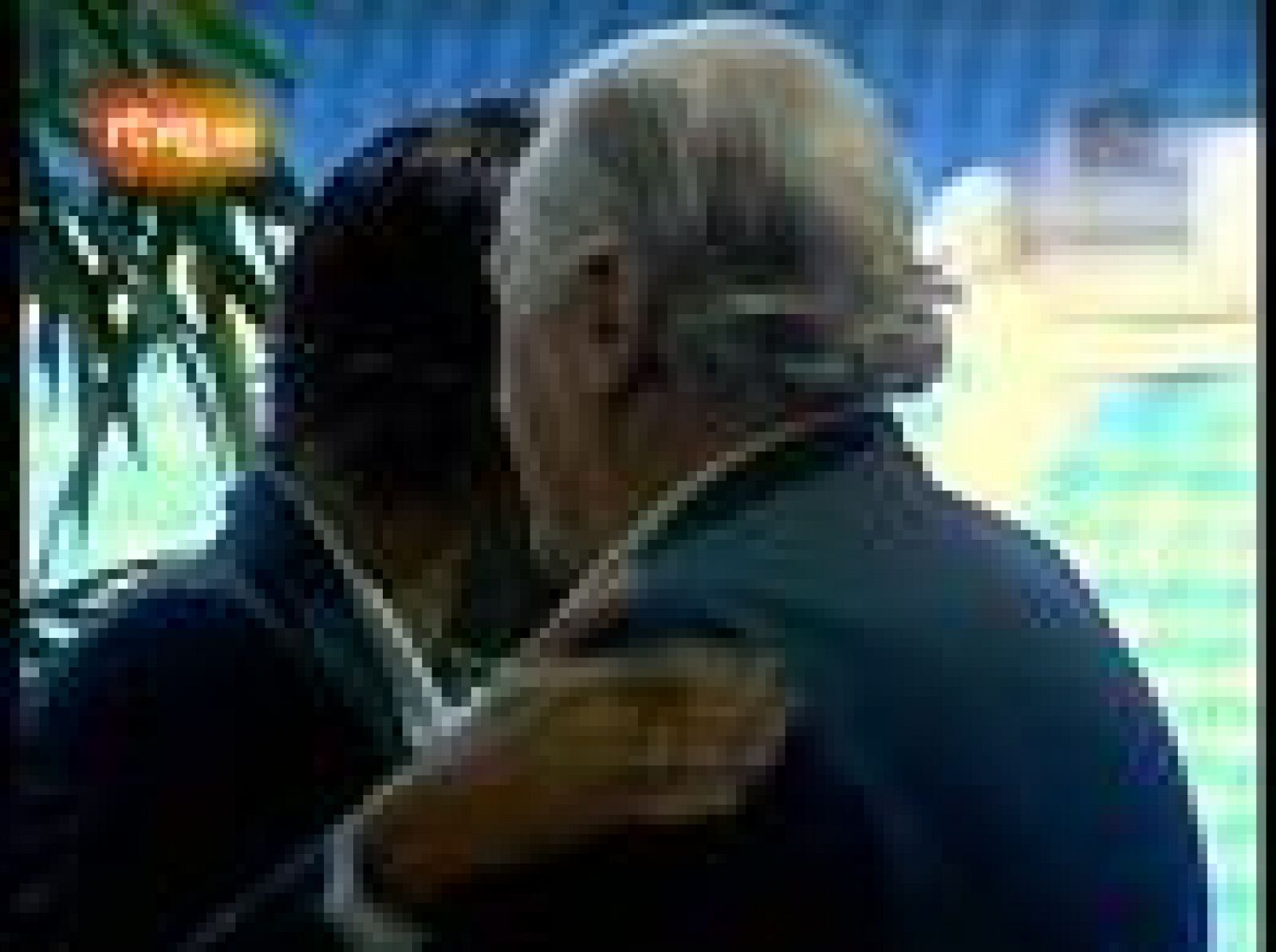 El ya ex-capitán del Real Madrid, Raúl González, se ha emocionado en su despedida del club blanco y no ha podido contener las lágrimas.