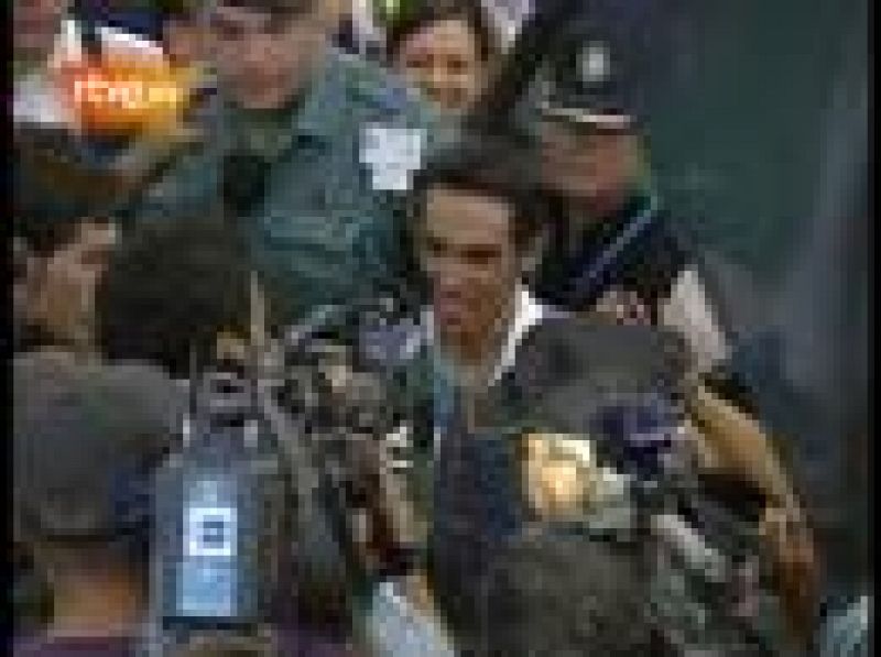 Cientos de personas reciben a Alberto Contador en Barajas, recién llegado de París, donde ha conquistado su tercer Tour de Francia.