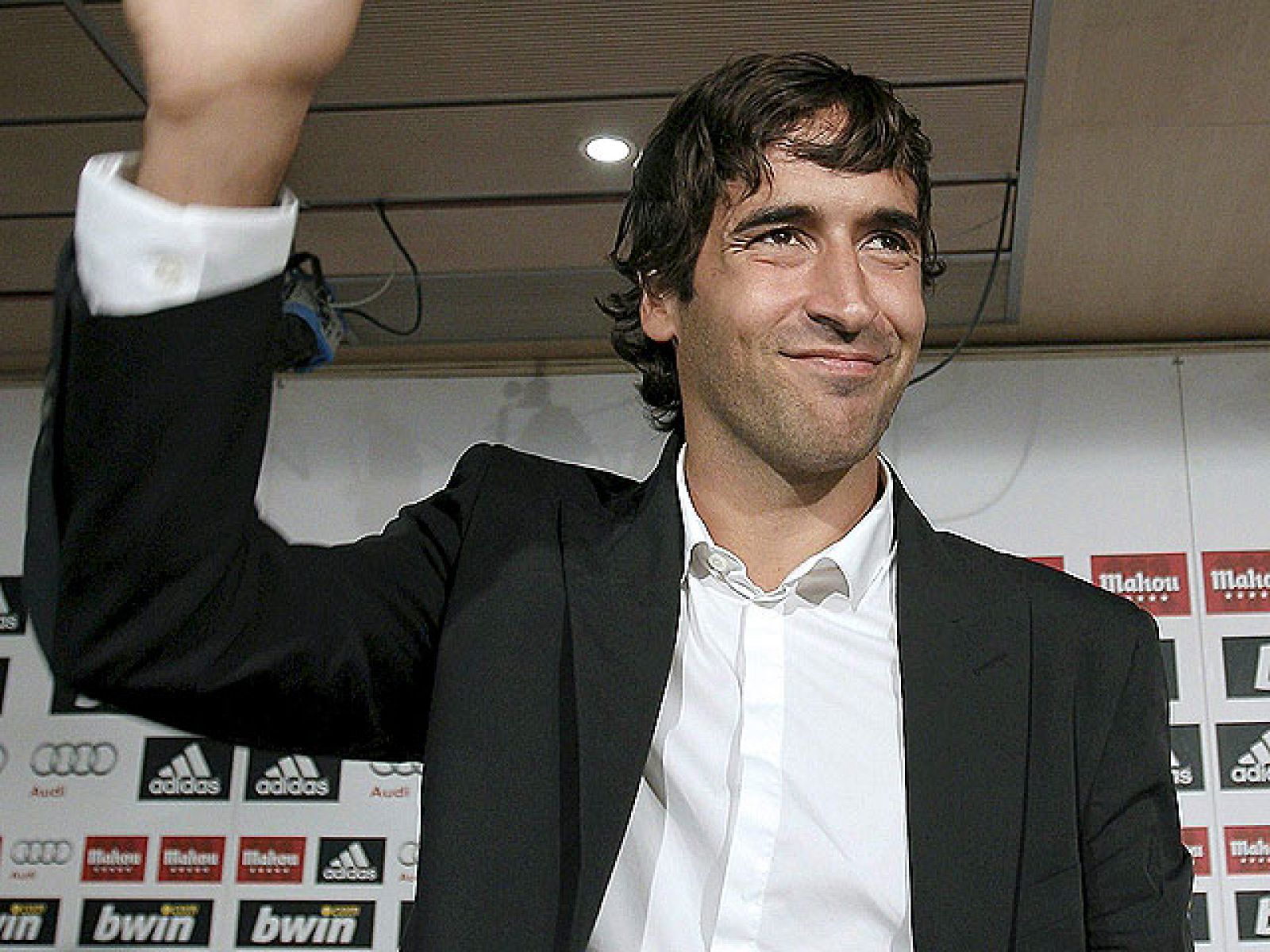 Raúl Gonzalez no ha querido desvelar, en rueda de prensa, su futuro tras su marcha del Real Madrid debida "a que ya no estaba jugando mucho y necesitaba un nuevo reto".