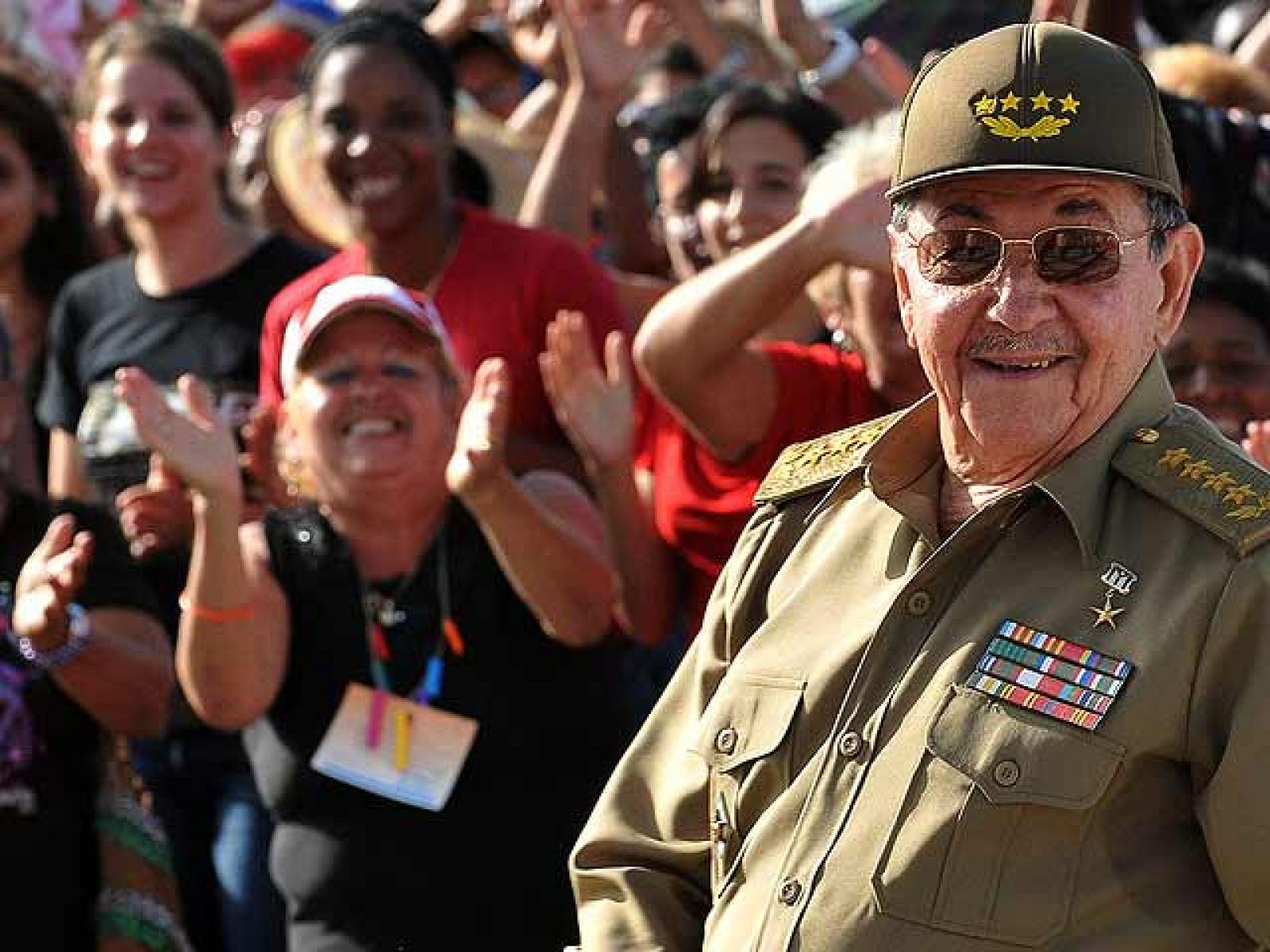 Un llamativo silencio del presidente de Cuba, Raúl Castro, ha marcado el acto, en el que las expectativas sobre la presencia de Fidel -al que este sábado se pudo ver vestido de nuevo de verde miltar- y los posible anuncios sobre reformas estructurales en el país caribeño se han visto frustrados.