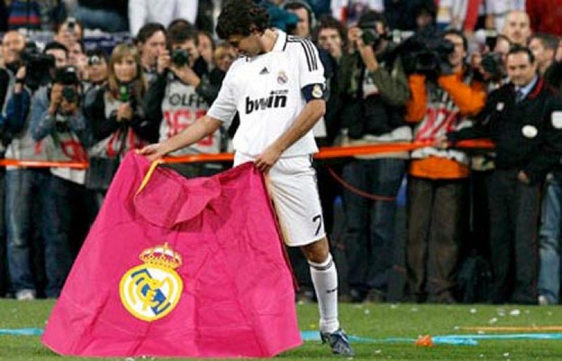 Raúl celebra a capotazo limpio ante el público del Santiago Bernabéu la consecución del 31º título de Liga del Real Madrid (Club de Fútbol).
