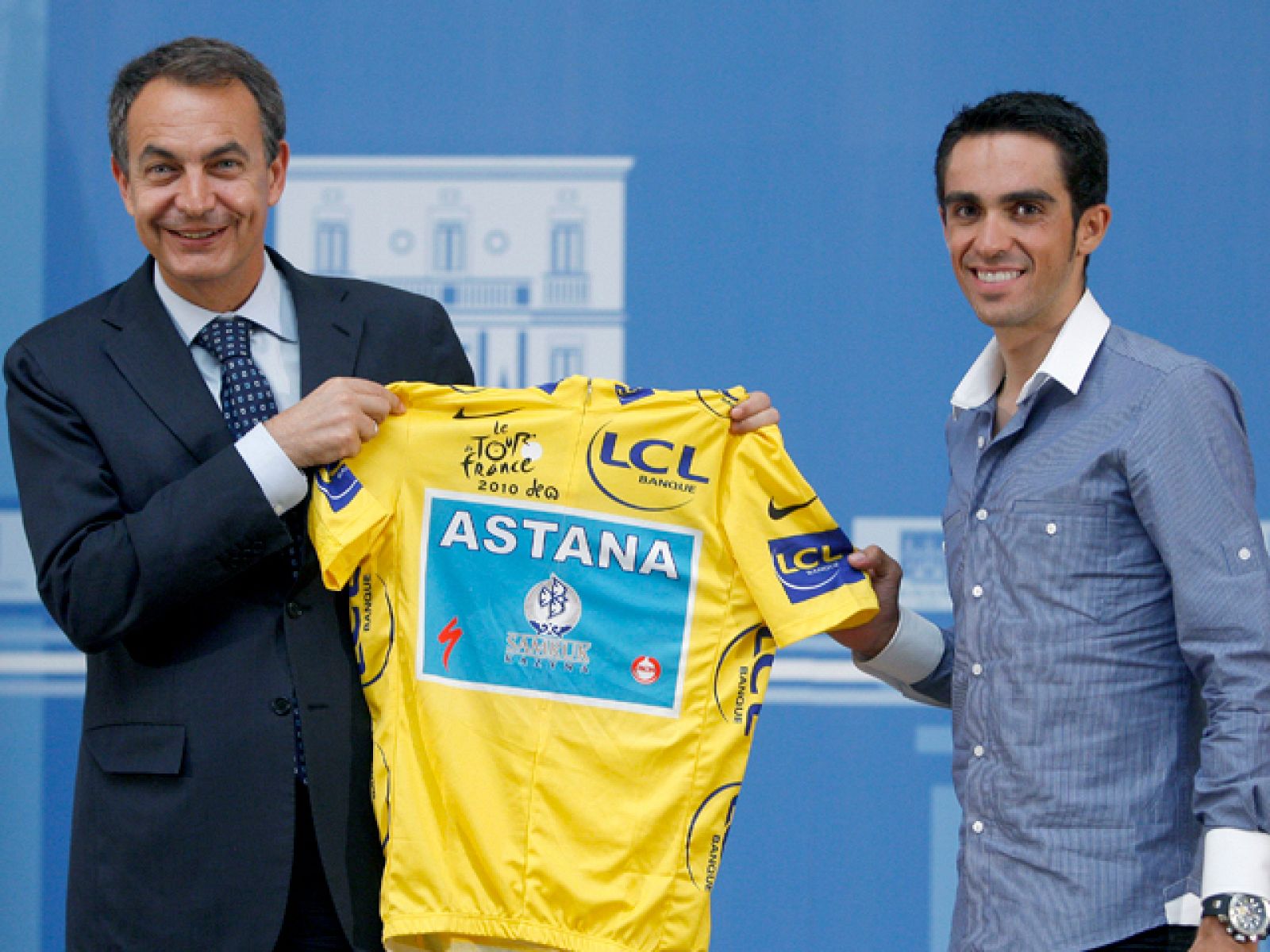 En primer lugar, la presidenta de la Comunidad de Madrid recibió a Alberto Contador tras su llegada  a Madrid y posteriormente, fue el presidente del Gobierno José Luis Rodríguez Zapatero el que estuvo con Contador en la Moncloa.
