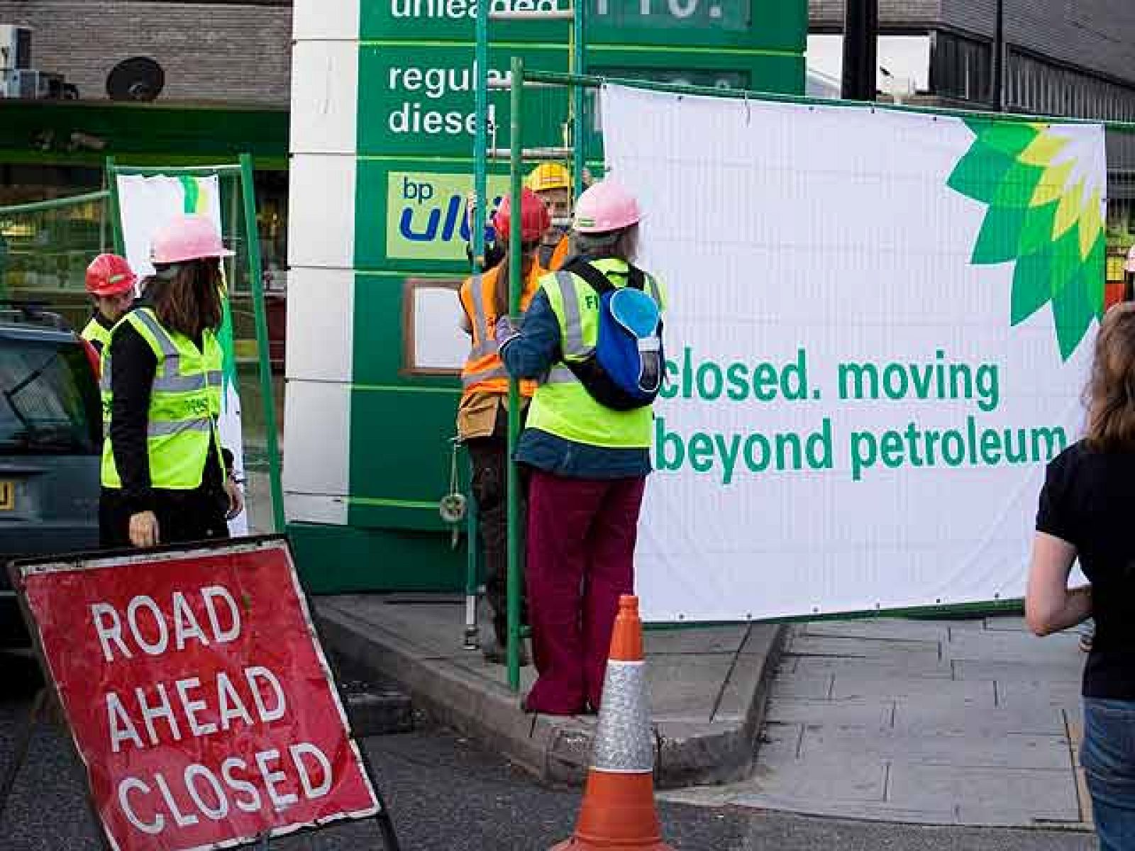 Greenpeace cierra 50 gasolineras de BP por el vertido del Golfo