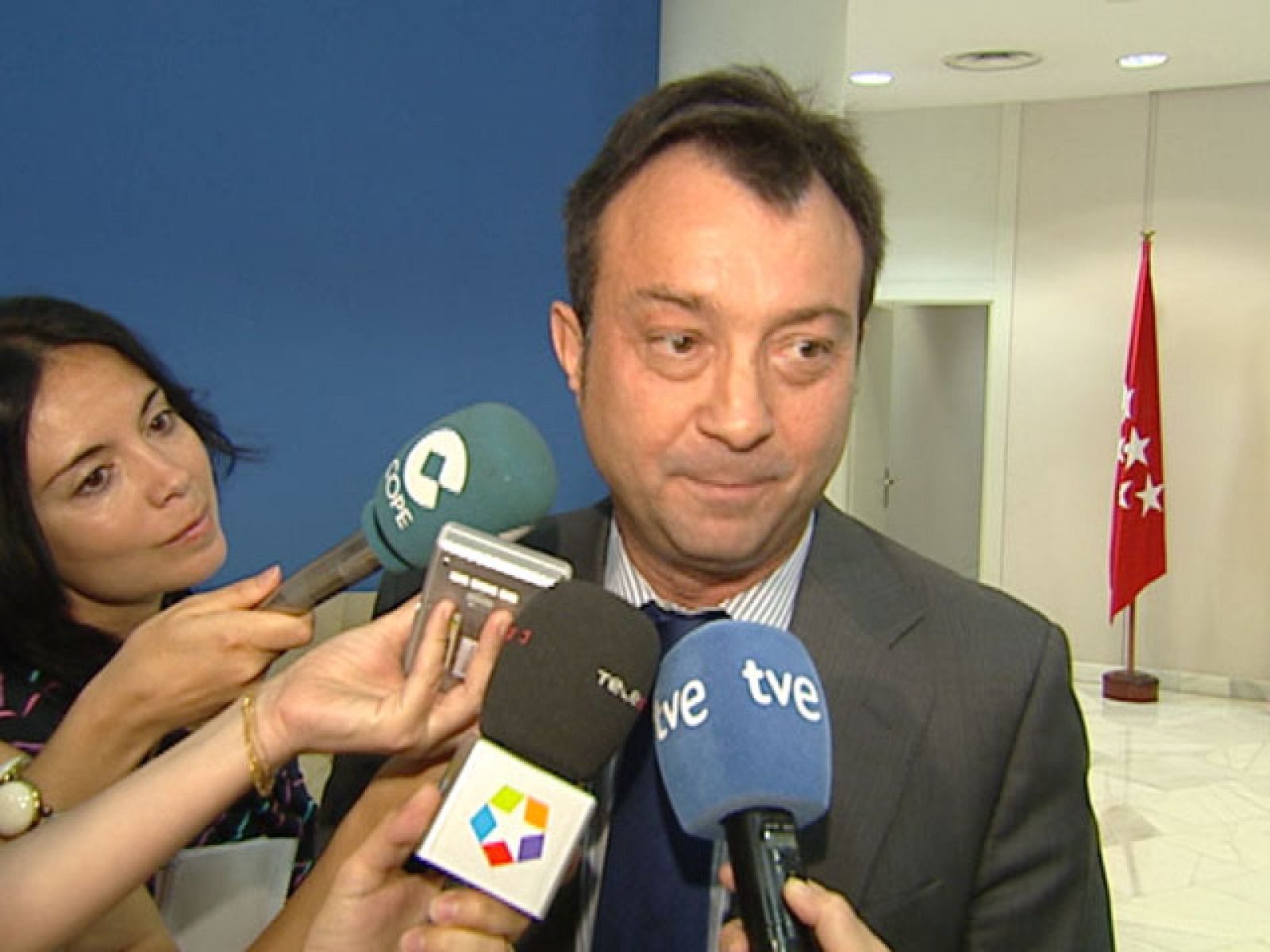 Lo ha hecho por  "disciplina de partido" tras habérselo solicitado la secretaria general del PP, Dolores de Cospedal.