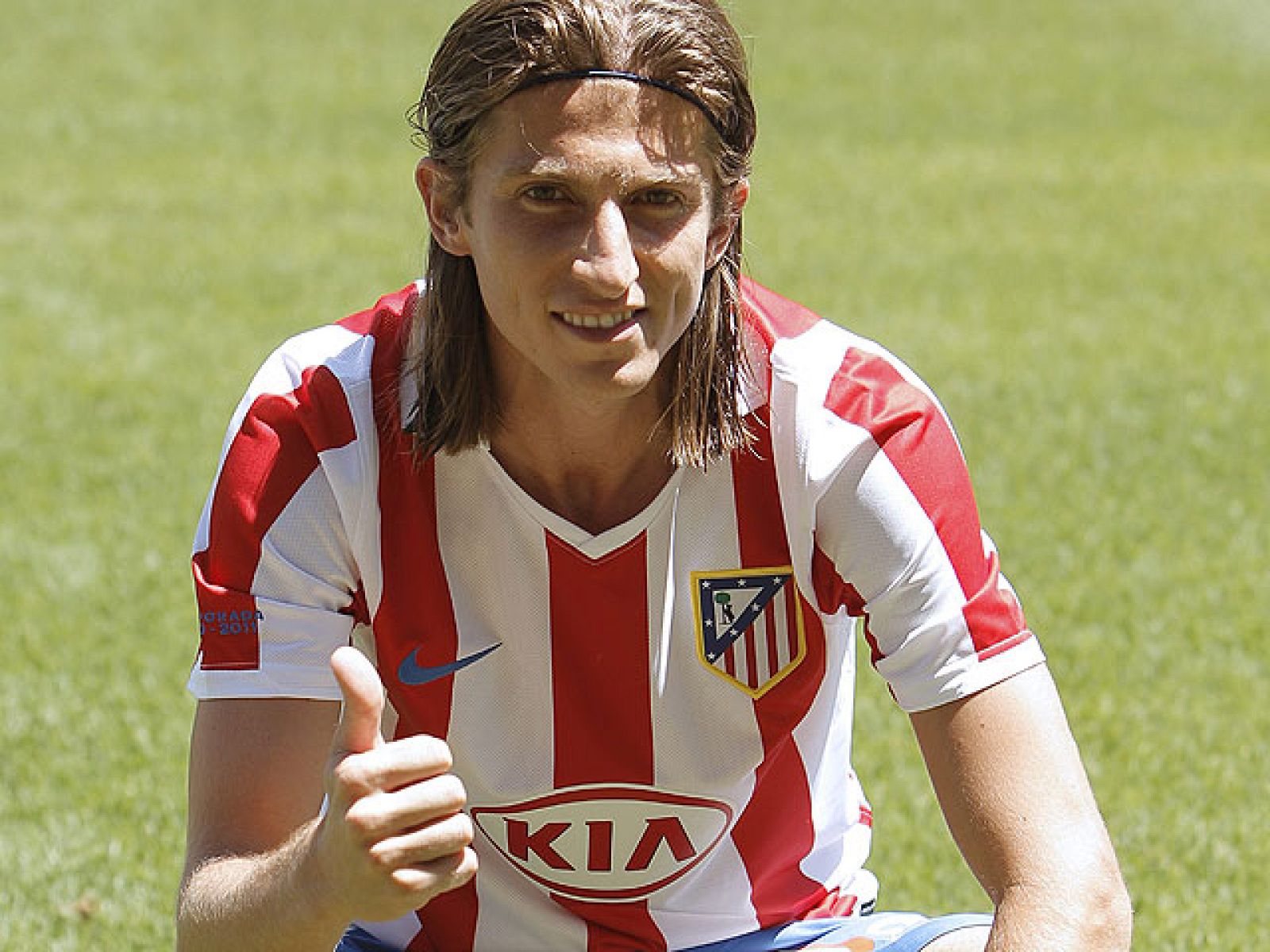 Tras unas duras negociaciones con el Deportivo, el Atlético ha presentado al lateral brasileño Filipe Luis, que ya se ha entrenado con sus compañeros rojiblancos.