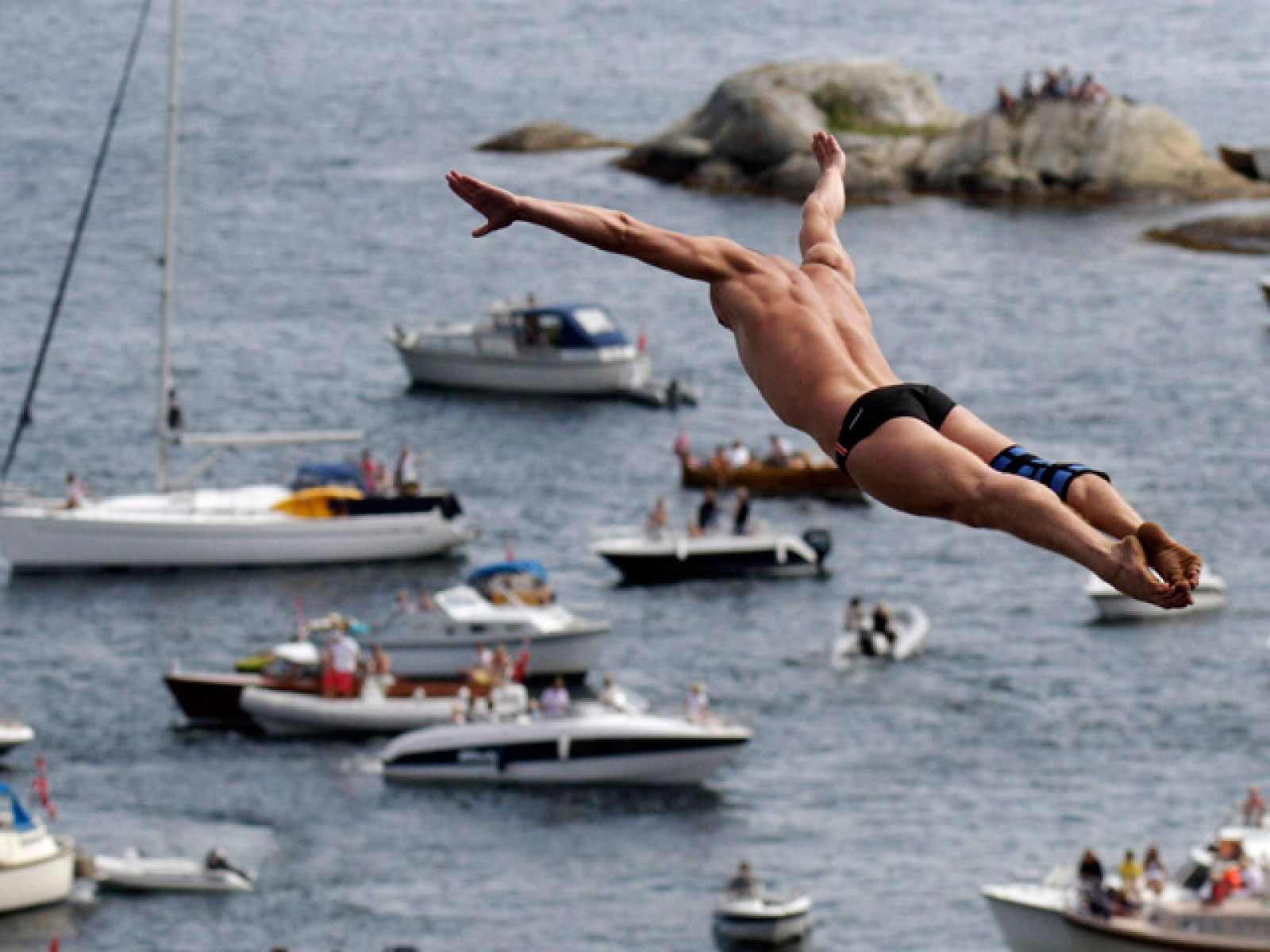 En los fiordos noruegos se ha disputado la Red Bull Cliff Diving.