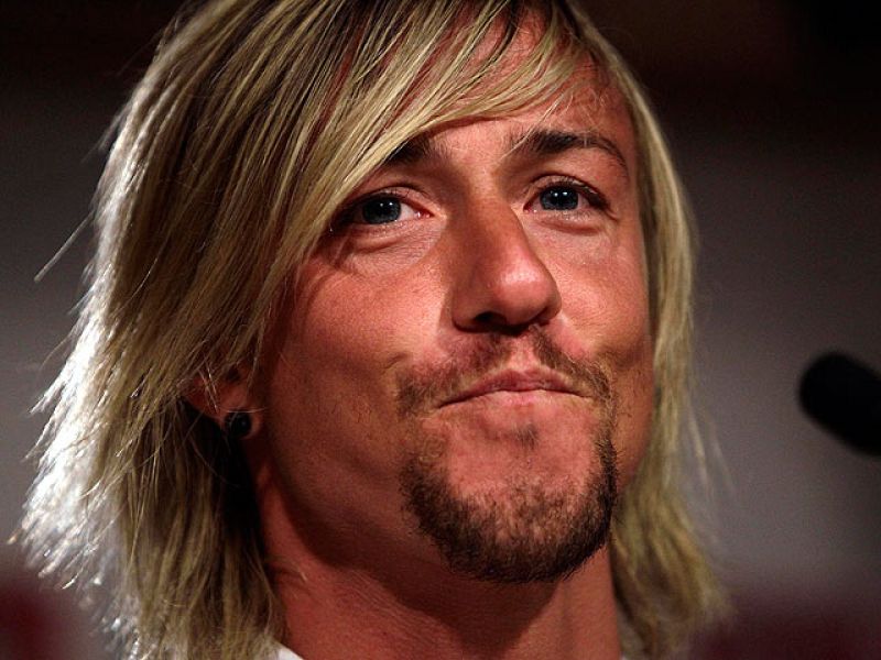 Los ya ex capitanes del Real Madrid han comenzado sus nuevas vidas fuera de la casa blanca. Mientras Guti hacía enloquecer Estambul con su fichaje con el Besiktas, Raúl se encuentra en Alemania negociando su contrato con el Schalke 04.