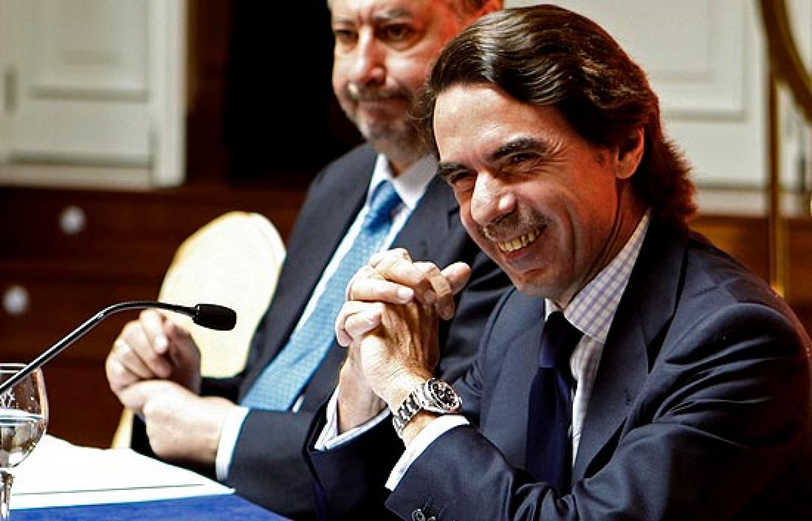 Aznar pide "cohesión" en el PP