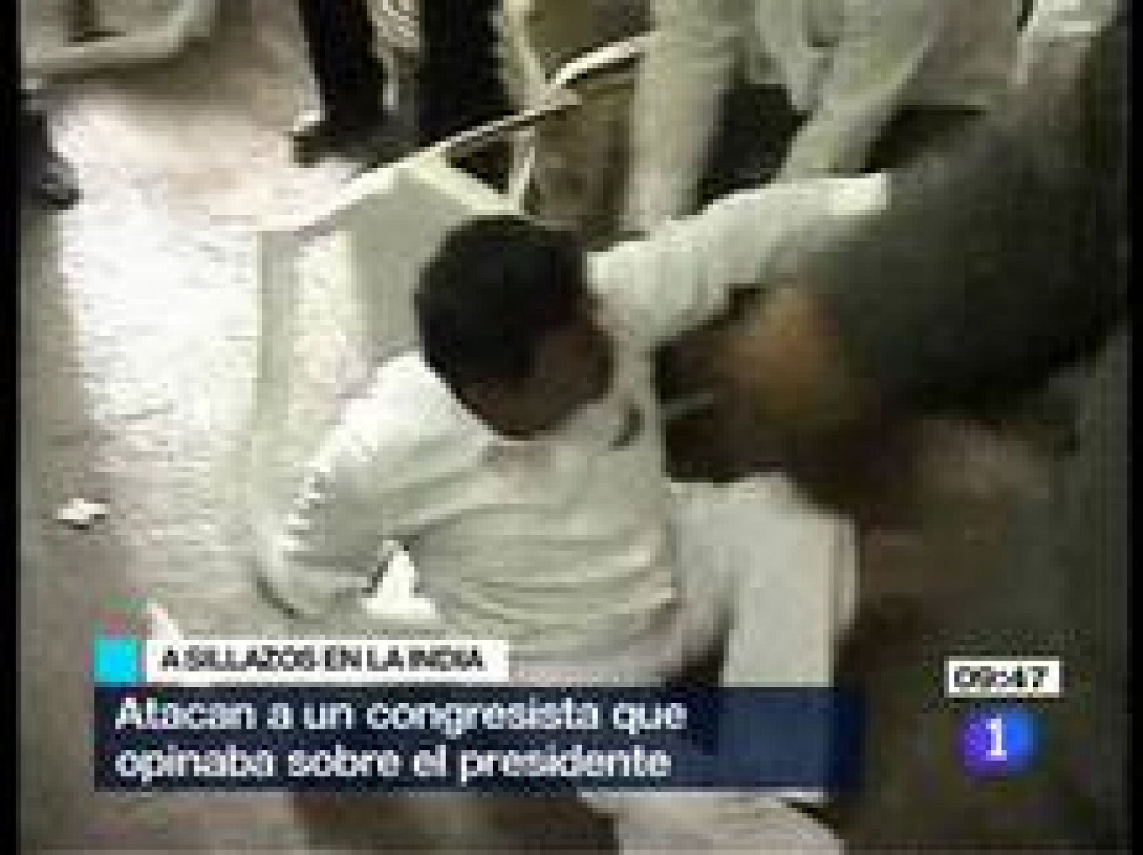 Uno de los miembros del Congreso de Pune en la India mostraba su opinión sobre la elección del nuevo presidente y un grupo de políticos de la oposición la ha emprendido a golpes con él utilizando sillas y otros muebles hasta tirarlo al suelo.