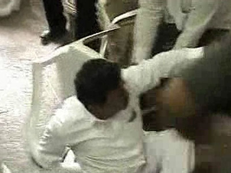  Uno de los miembros del Congreso de Pune en la India mostraba su opinión sobre la elección del nuevo presidente y un grupo de políticos de la oposición la ha emprendido a golpes con él utilizando sillas y otros muebles hasta tirarlo al suelo. 