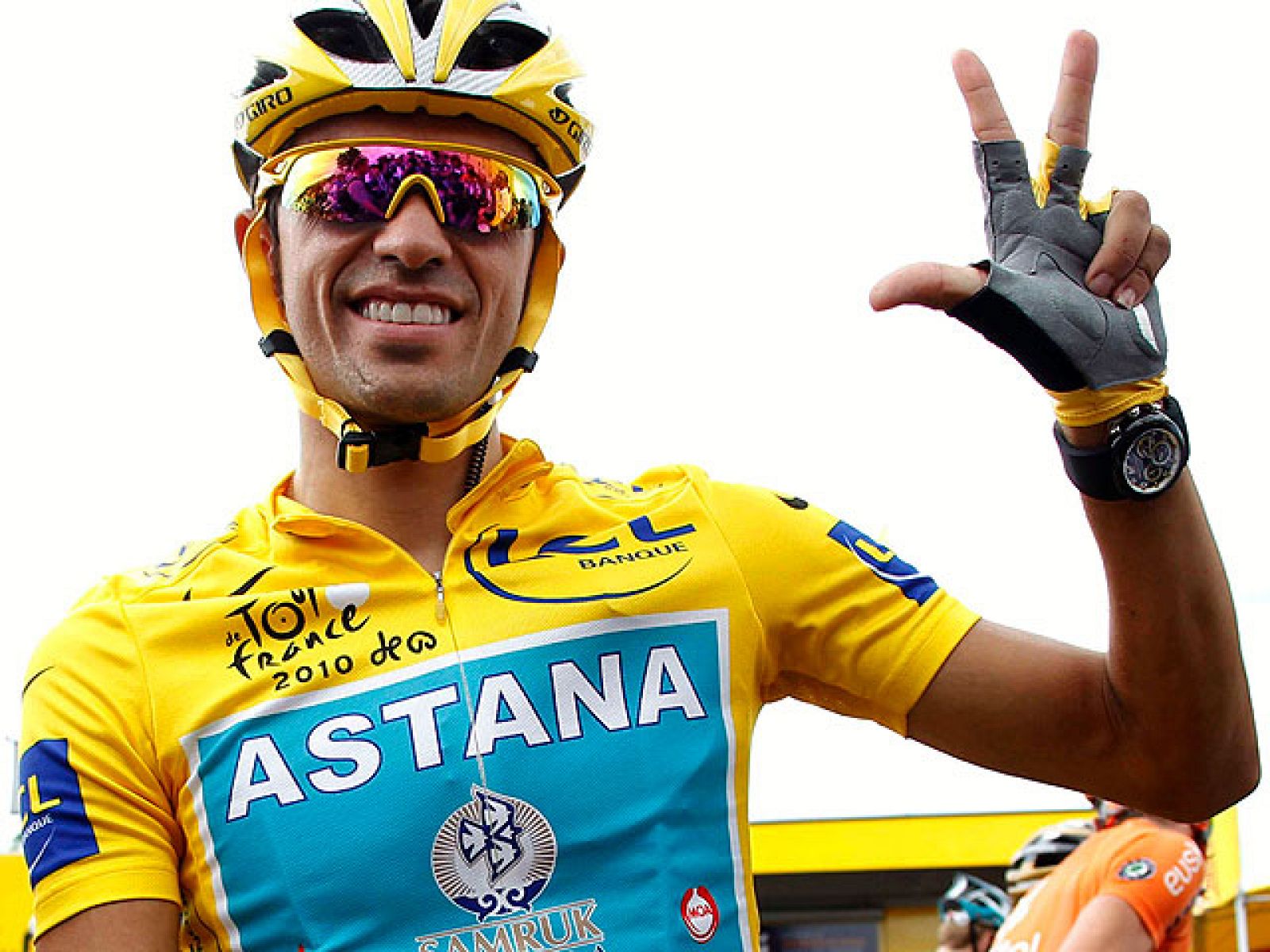 Tres días después de ganar el Tour de Francia, Alberto Contador no ha respondido al utimátum que le había puesto Astaná para renovar y escuchará ofertas de otros equipos.