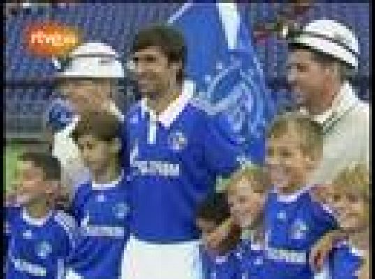  - Raúl viste la camiseta del Schalke