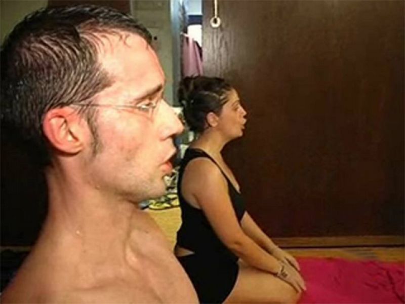 Comando Actualidad nos muestra una curiosa forma de hacer deporte: yoga a 42 grados