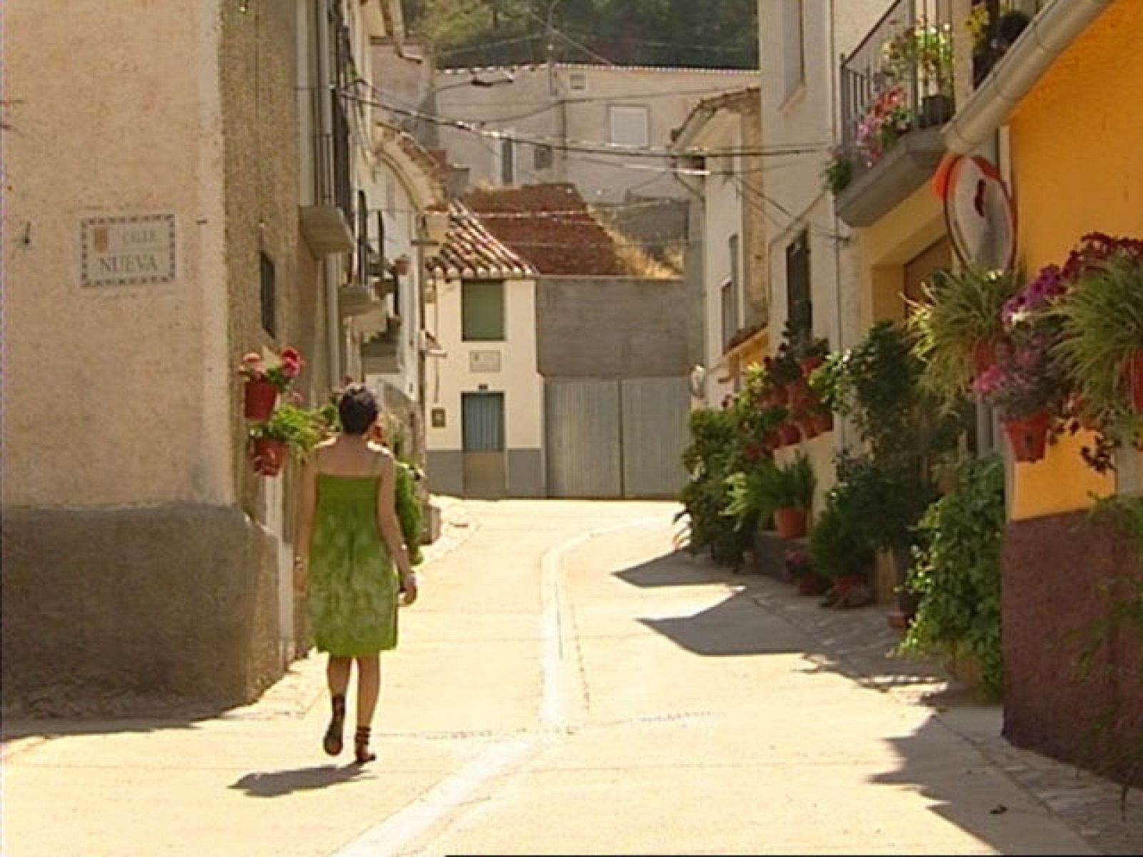 En verano, sobre todo en agosto, miles de pueblos reviven