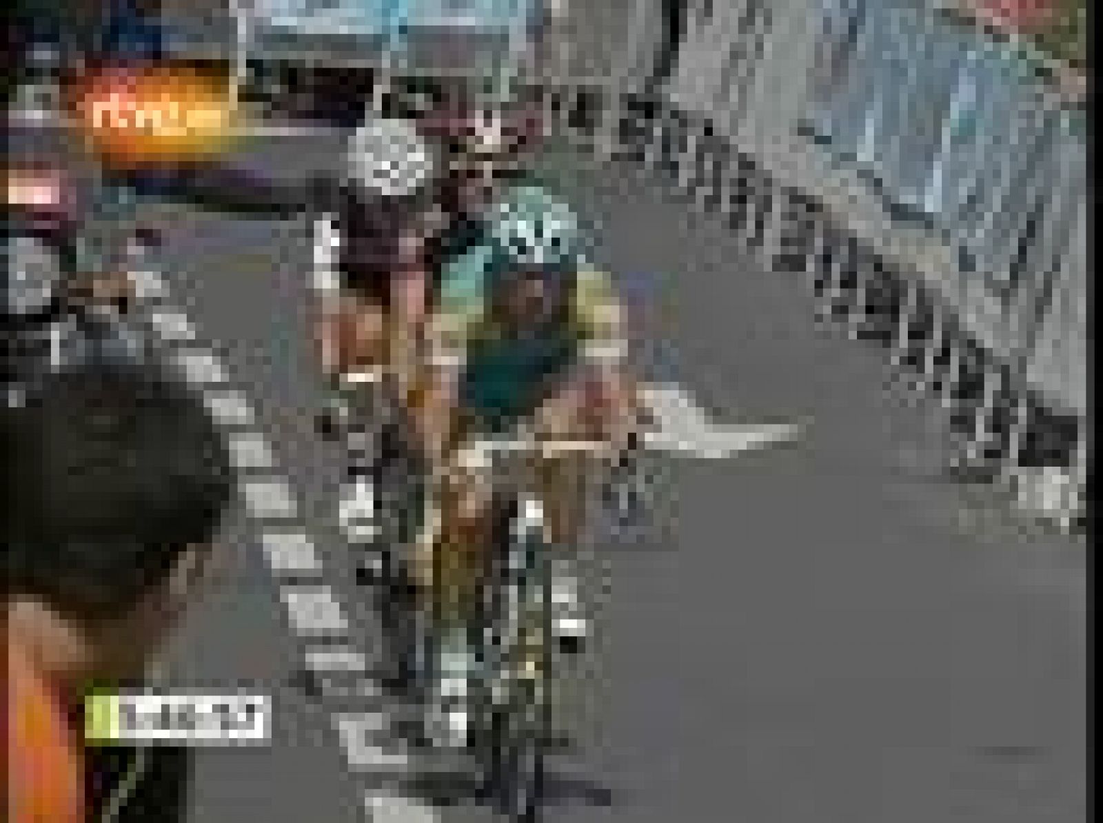 El ciclista español Luis León Sánchez (Caisse d'Epargne) se ha  hecho con la victoria en la XXIX edición de la Clásica de San  Sebastián disputada sobre 234 kilómetros por tierras vascas, y en la  que el ciclista murciano se impuso en el sprint al kazajo Alexandre  Vinokourov (Astana) y a Carlos Sastre (Cervelo). 