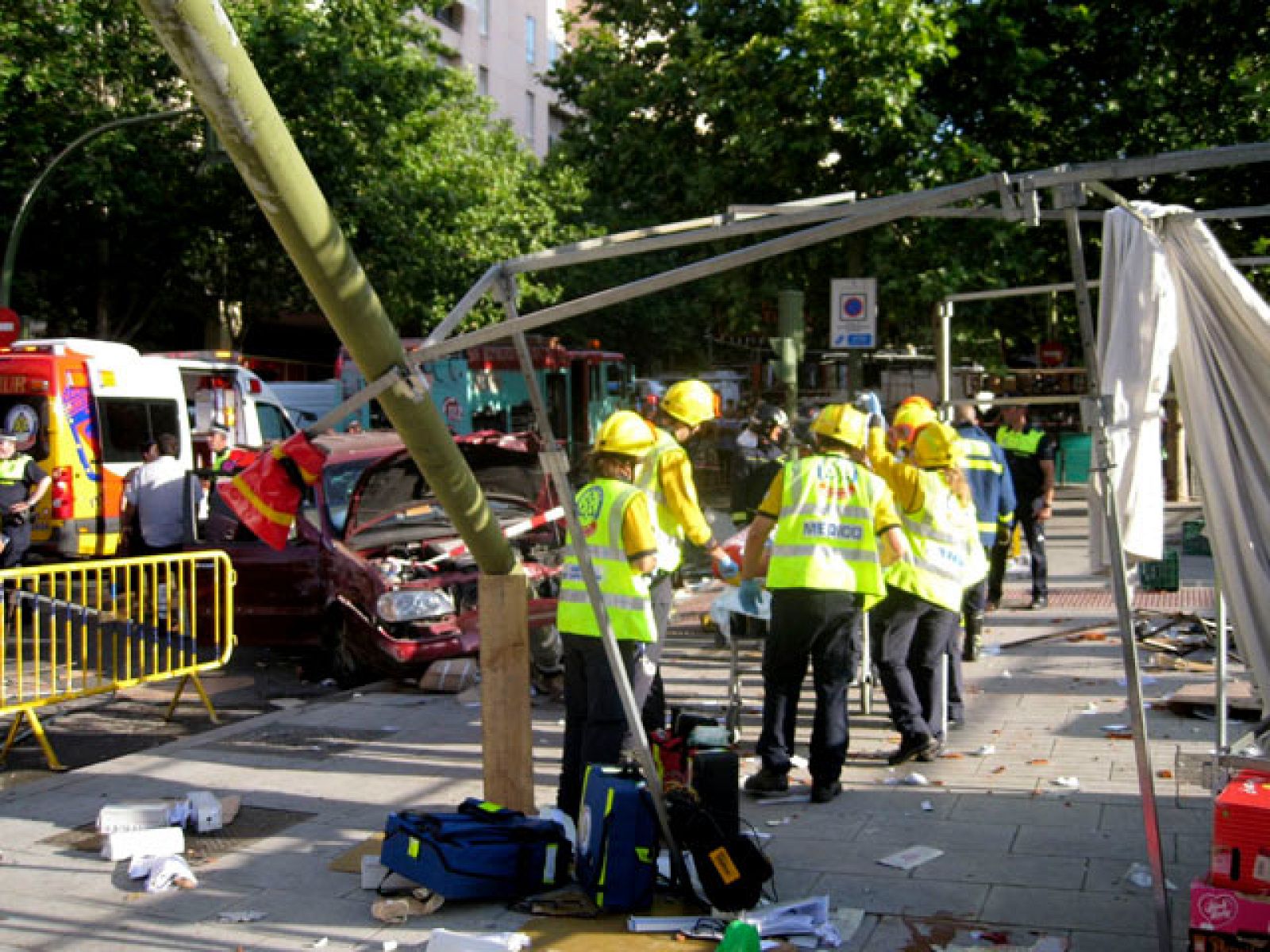Trece personas han resultado heridas, una de ellas de carácter grave, tras ser atropelladas por un vehículo cerca del Rastro de Madrid.