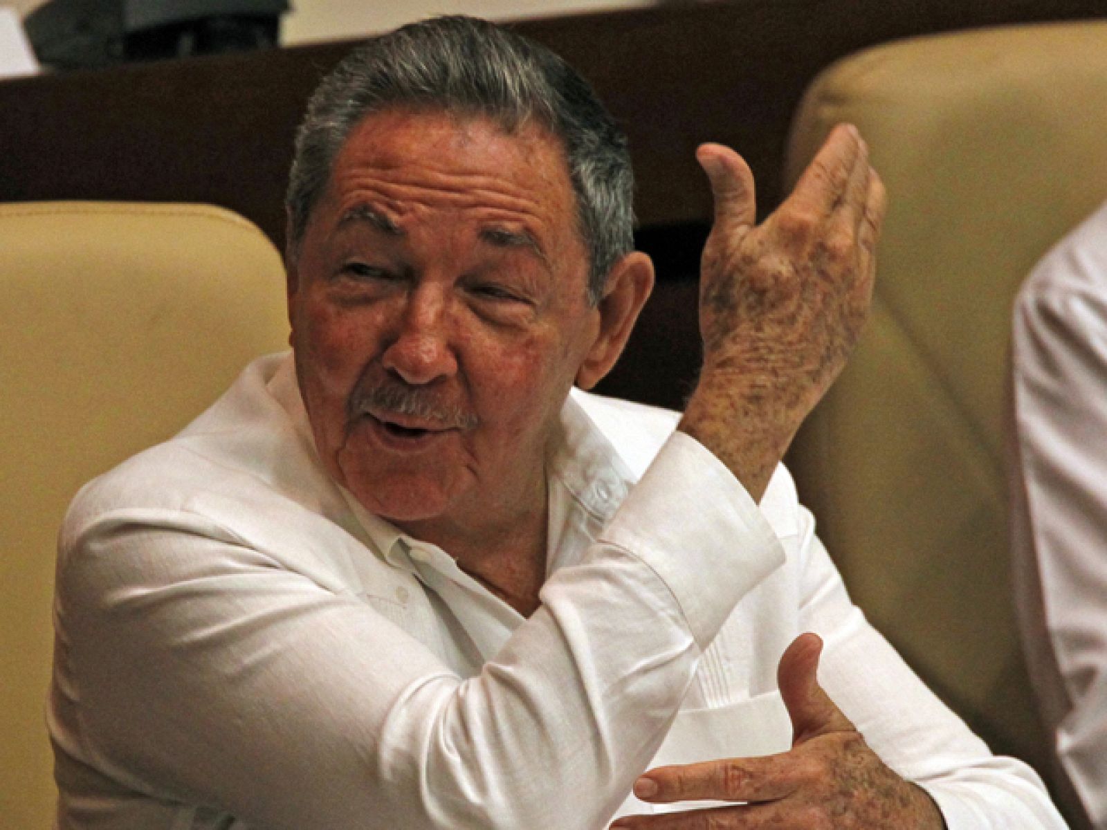 Raúl Castro anuncia cambios y avisa "a los enemigos de Cuba"
