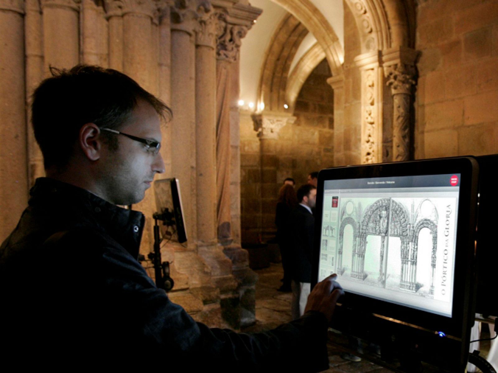 Una exposición permite un recorrido virtual en 3D por el Pórtico de la Gloria | Ver