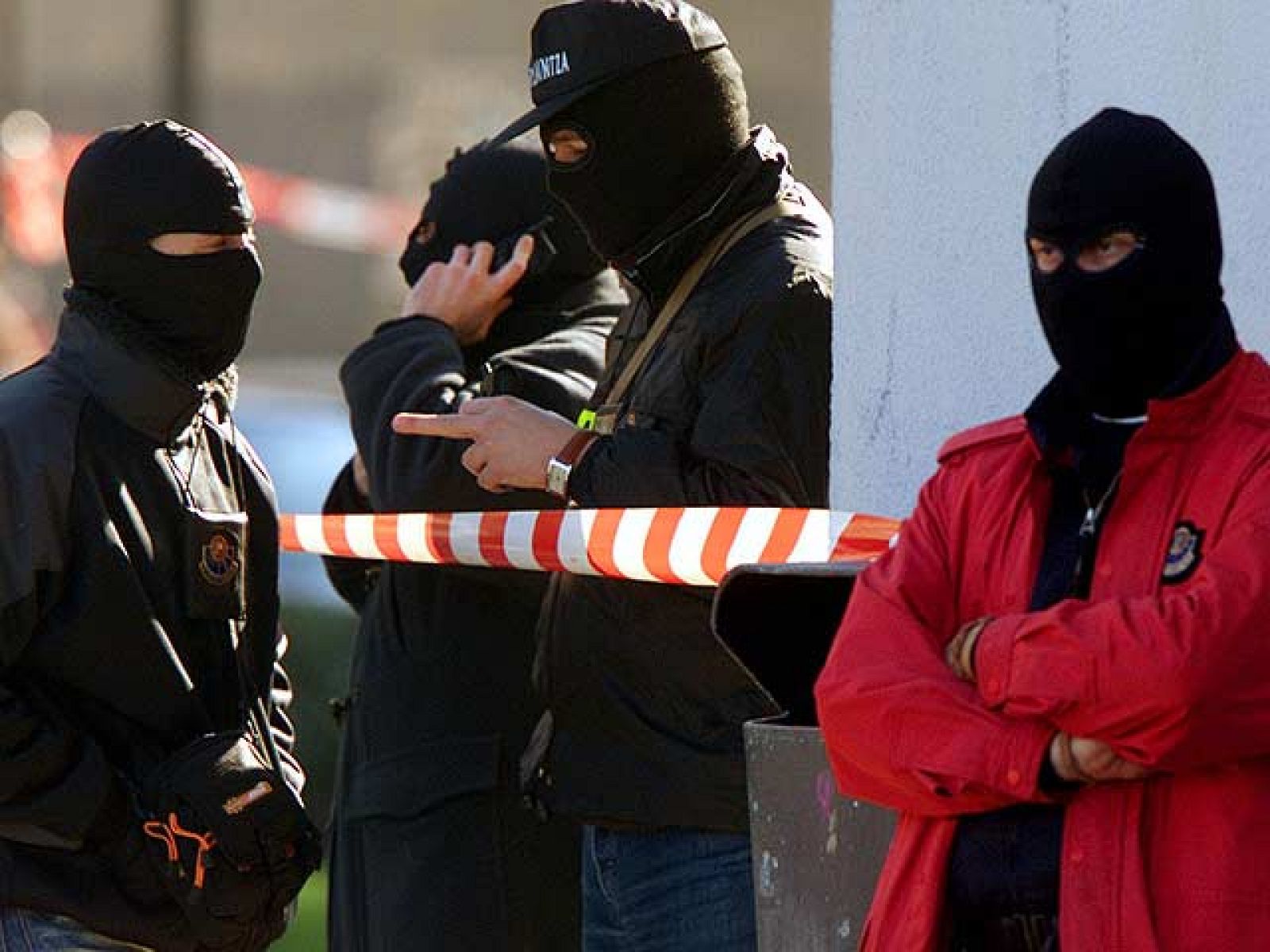 Joseba Pagazaurtundua fue asesinado en 2003 mientras se tomaba un café. Tenía 45 años, mujer y dos hijos y estaba de baja por la continua camapaña de acoso que sufría por ser el ex jefe de la policía ded Andoain. Cinco meses de que fuera asesinado,, ya fue amenazado con un "ya te pillaremos".