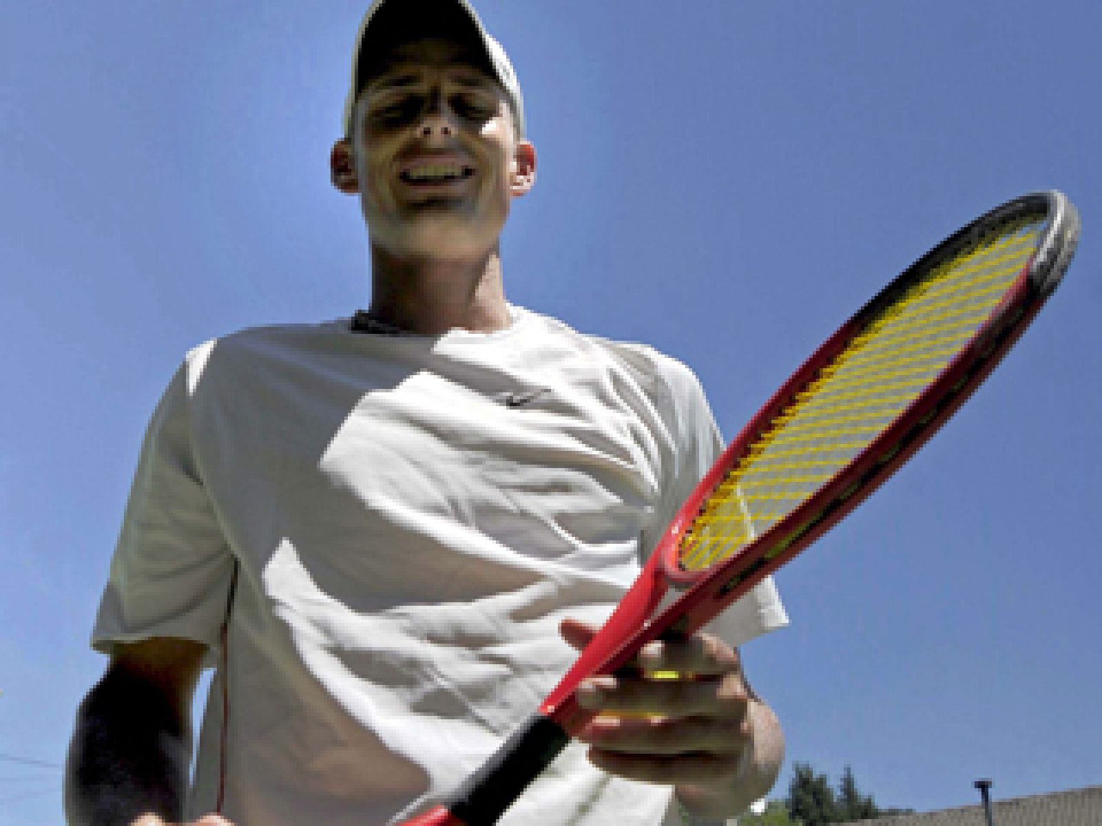 La utilización de una raqueta de doble empuñadura por el americano Brian Battistone, de 31 años, es una de las curiosidades del Open de Castilla y León.