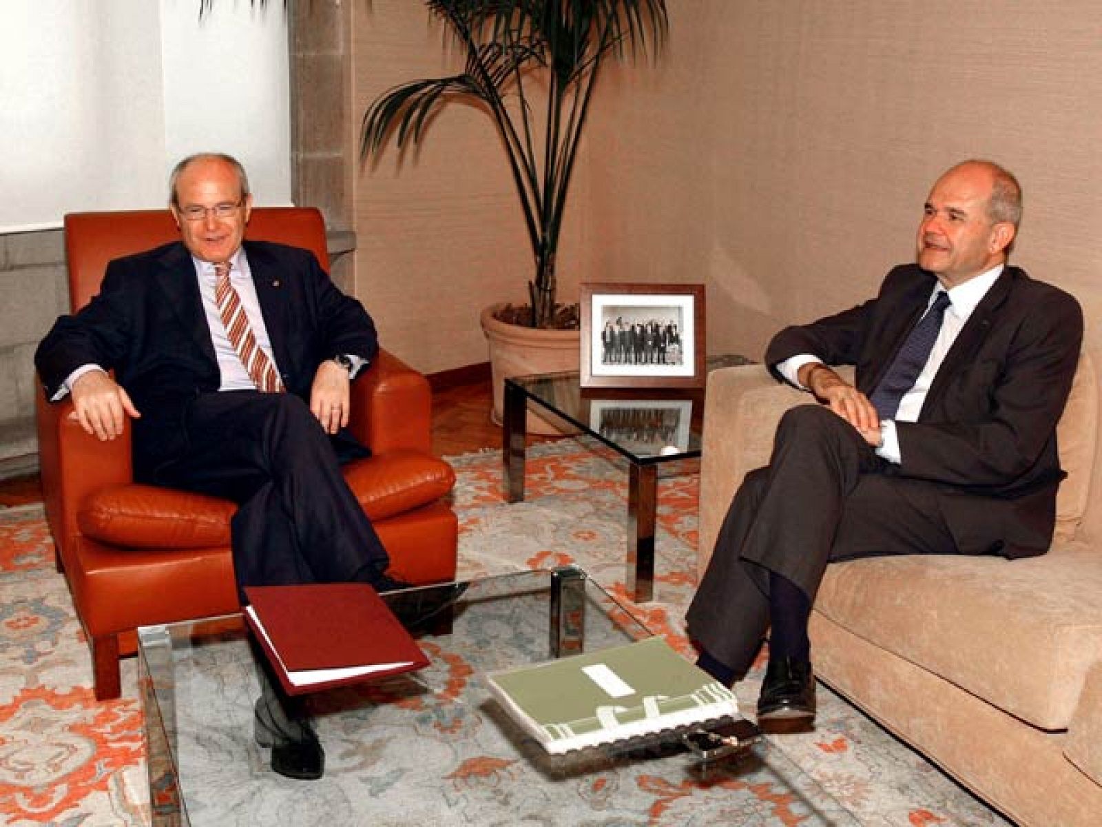 El vicepresidente tercero, Manuel Chaves, se reúne en Barcelona con José Montilla | Ver