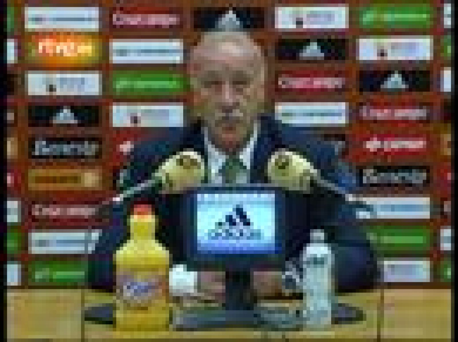 El seleccionador nacional de fútbol, Vicente Del Bosque, ha  anunciado la lista de 21 jugadores convocados para el partido  amistoso del próximo 11 de agosto ante la selección de México en el  estadio Azteca, en la que destaca la ausencia de Iniesta