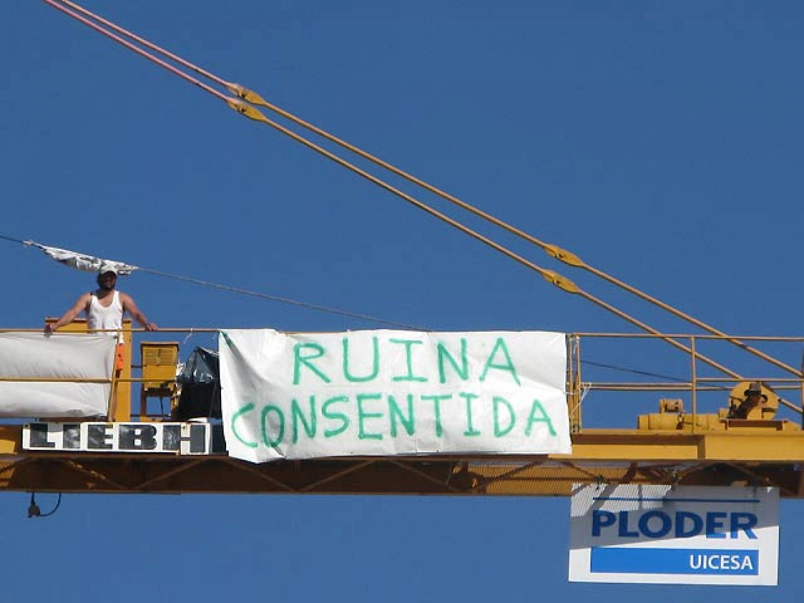 Cinco meses de protesta en una grúa: "He llegado a temer por mi vida los días de tormenta"