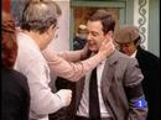 Amar en tiempos revueltos - El barrio da la bienvenida a Juan